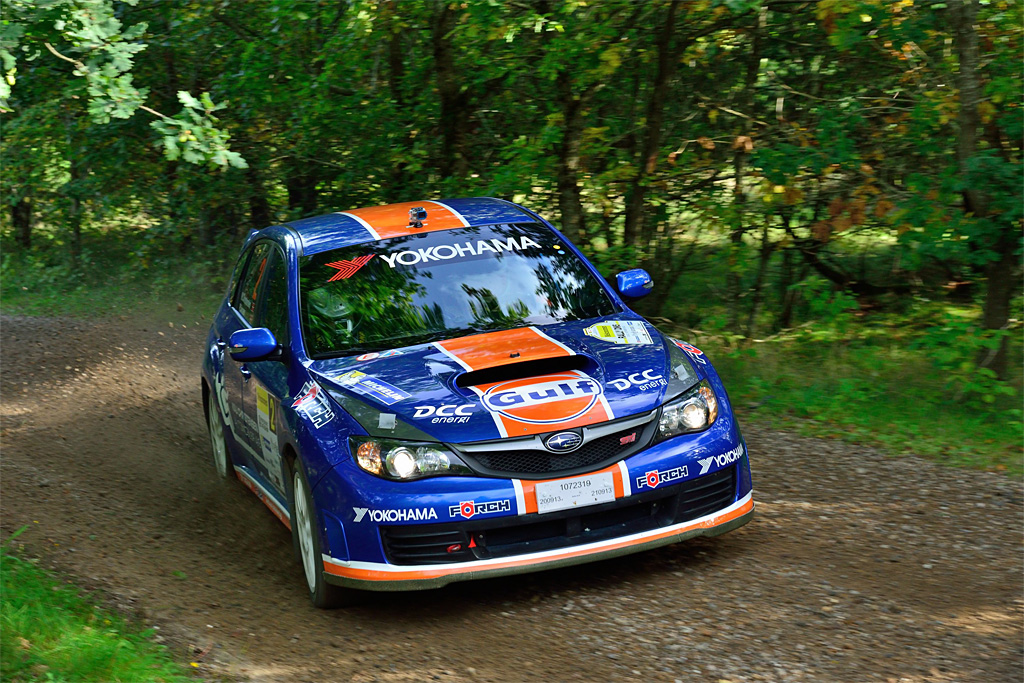 Max Christensen kan godt at køre på grus. Her drifter han sin Subaru Impreza gennem et hurtigt højresving, mens Preben Jensen læser noterne.
(Foto: Michael Eisenberg, Intercom)